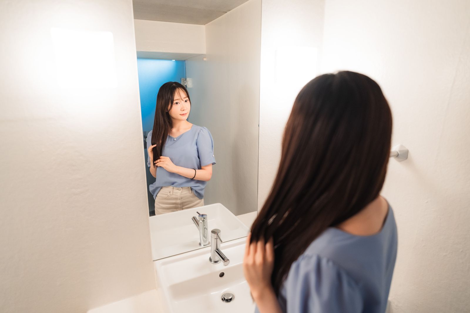 女性専用・完全個室のパウダールームで身支度をする会員