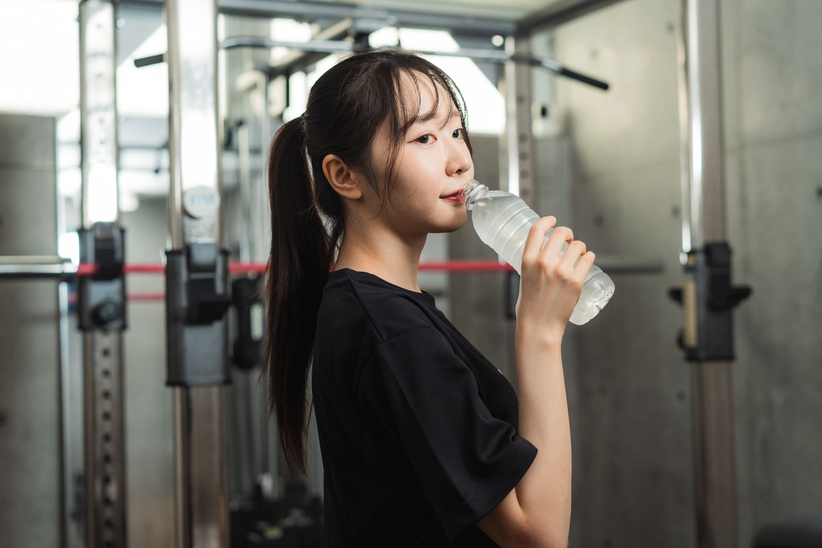 トレーニングの合間に水分補給をする女性会員