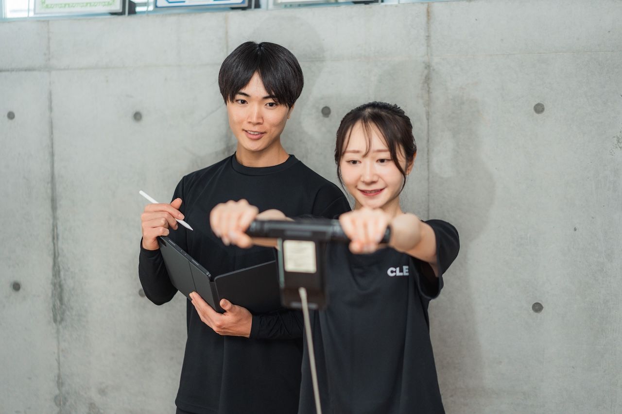 筋力と可動域を機器で測定する様子